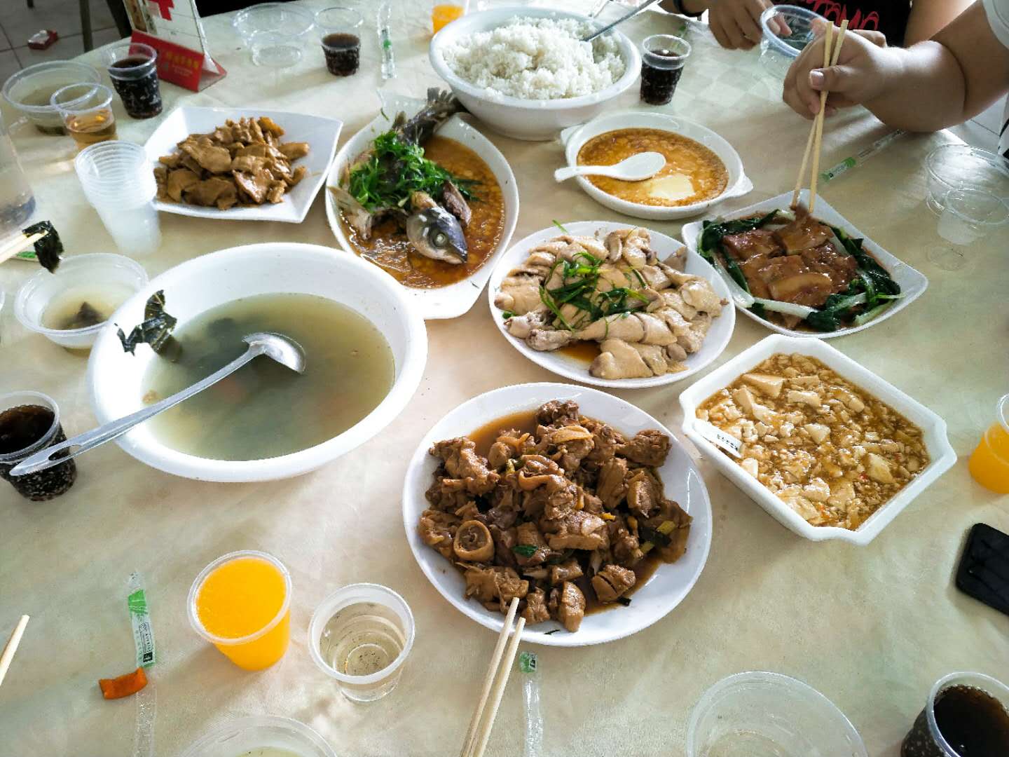 易網員工其樂融融共進午餐